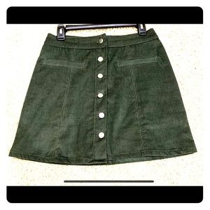 Women’s vintage army green short skirt. Medium